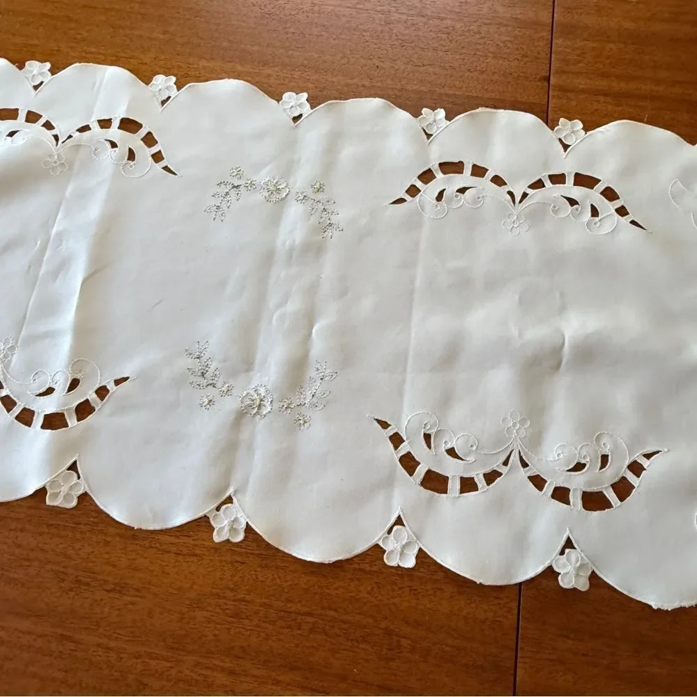 Vintage Doily Style Table Rubber With Embroidered Pink And Green Flowers 57”x15”